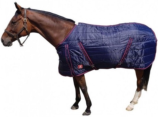 Cotton lined to prevent sweating and slipping, 250g fill, durable outer for extra strength. Contoured fit ensures good shoulder and body fit, which prevents rug slipping, as well as the cross over straps and removable leg/ New Zealand straps. Shoulder pleats allow horse to move freely. Fleece wither lining prevents rubbing. Front closure straps have buckles for adjustment and clips for quick fastening / releasing of straps, and velcro reinforcement. Machine washable 30 degrees.