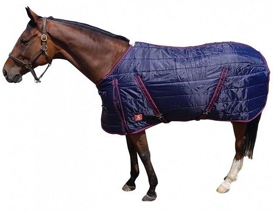 Cotton lined to prevent sweating and slipping, 250g fill, durable outer for extra strength. Contoured fit ensures good shoulder and body fit, which prevents rug slipping, as well as the cross over straps and removable leg/ New Zealand straps. Shoulder pleats allow horse to move freely. Fleece wither lining prevents rubbing. Front closure straps have buckles for adjustment and clips for quick fastening / releasing of straps, and velcro reinforcement. Machine washable 30 degrees.