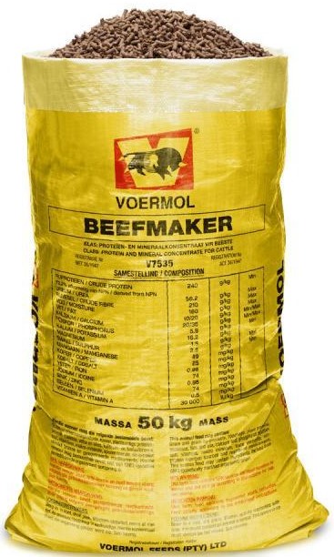 VOERMOL BEEFMAKER. (V7535). Class: Protein & Mineral Concentrate for Cattle. VOERMOL BEEFMAKER (Meal) is a feedlot concentrate used for the fattening of cattle where little or no hay is available. Also available in pellet form. The feeding & mixing instructions are the same for both the pellet or meal. Contains the necessary protein (both NPN & natural protein) which feedlot cattle require. Contains the necessary effective fibre roughage from sugar cane pith. Contains the necessary additives which stimulate growth & improve feed conversion. The best results are obtained when Voermol Beefmaker is used with hominy chop.