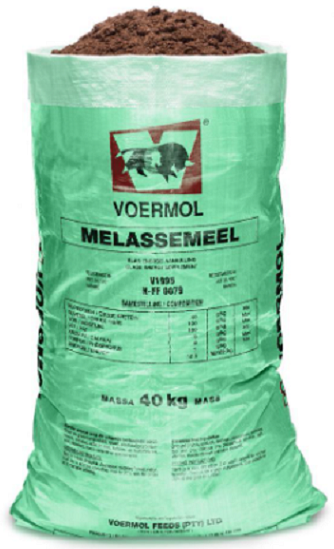 VOERMOL MOLASSES MEAL (V1995). Class: Energy Supplement. VOERMOL MOLASSES MEAL contains molasses syrup & is a good source of energy. Improves the palatability, texture & appearance of any feed or lick. Reduces dustiness & separation of feed & licks. At an inclusion of between 5% & 10% to feeds it will act as a good binder during the pelleting process. Stimulates the appetite of sick animals due to the high content of B Vitamins & trace minerals. A versatile product with many practical applications & can be used as a partial substitute for grains. Can be used in rations/licks for dairy cattle, feedlot cattle, sheep, goats & ostriches as well as in cattle & ruminant game licks.