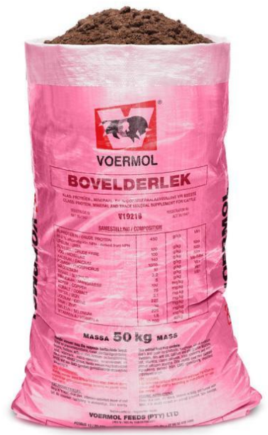 VOERMOL BOVELDER LICK CONCENTRATE (V19908). Class: Protein, Mineral & Trace Mineral Concentrate for Cattle. VOERMOL BOVELDER LICK CONCENTRATE is a lick concentrate for the home mixing of winter licks for cattle in sour veld areas with severe winters. Must be mixed with salt & other ingredients to give a maintenance lick or a suitable production lick. Specially formulated for areas where the intake of regular winter licks is too high. A concentrated source of protein which leads to a lower cost per unit protein. contains adequate amounts of natural protein & phosphorus to overwinter cattle in a cost-effective manner. Stimulates microbes in the rumen to promote the intake & digestion of dry winter grazing. Helps prevent dry gall sickness since molasses is mildly laxative. Provides trace elements which are essential for optimum appetite & fertility. Part of the trace minerals are supplied in organic form which is highly absorbable & promotes optimal reproduction & growth.