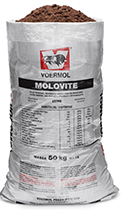 VOERMOL MOLOVITE (V7266). Class: Energy, Mineral & Trace Mineral Supplement for Ruminants. VOERMOL MOLOVITE is an energy, mineral supplement with 10% crude protein & is NPN-free. The ideal lick supplement for ruminants on fertilised cultivated pastures & protein rich bean pastures. Ready-mixed & can be used as is. Contains no NPN as the fertilised, cultivated pastures supply sufficient NPN. Supplies energy, natural protein, minerals & trace minerals which are normally the limiting nutrients in cultivated pastures & bean grazing. Part of the trace minerals are supplied in organic form which is highly absorbable & promotes optimal reproduction & growth. Contains high levels of vitamin D3 & E. Vitamin E in combination with selenium is a powerful anti-oxidant which strengthens the animal's immunity. Vitamin D3 helps with the absorption of phosphorus & calcium. Contains zinc oxide to help prevent facial eczema in dairy heifers grazing fertilised, planted pasture.