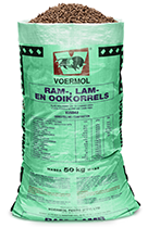 VOERMOL RAM, LAMB & EWE PELLETS (V26842). Class: Complete Ewe & Lamb Feed. VOERMOL RAM, LAMB & EWE PELLETS is a completely balanced feed pellet for the feeding of all sheep & goats. Can be fed as is & is completely balanced. Is in pellet form which makes it easy to feed with no milling & mixing costs. Is precisely mixed, promotes optimum feed utilisation & eliminates wastage. Molasses based & therefore palatable with good intakes. Can be fed as a supplementary feed to rams, lambs & ewes on the veld. An ideal supplementary feed for sheep & goats that are kept in an enclosure or pen overnight. Contains anionic salts & can therefore safely be fed to rams. Contains sufficient balanced amounts of protein, energy, minerals & trace minerals for general use in sheep & goats nutrition. Promotes good production.