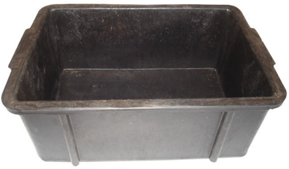 Heavy duty plastic bin for feeding horses. Durable and portable.50 x 35cm.Metal feed tray brackets available as well.