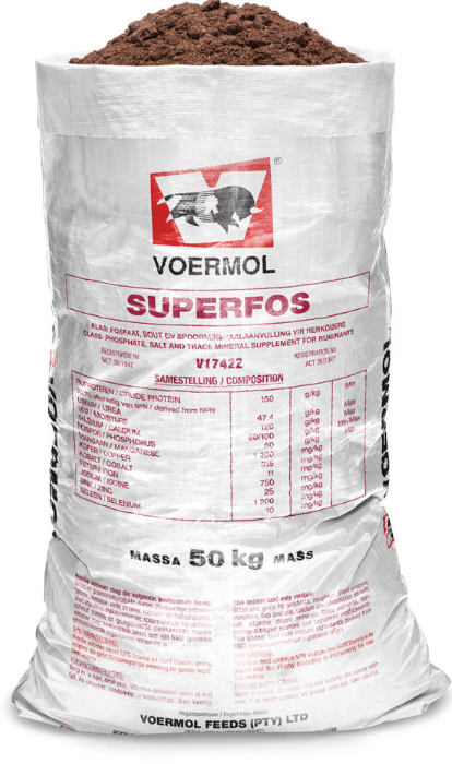 VOERMOL SUPERFOS (V17422). Class: Mineral & Trace Mineral Supplement for Ruminants. VOERMOL SUPERFOS is a molasses-based mineral supplement for cattle & sheep on green veld & pastures. It can also be used as a transitional lick from green to dry pastures. Ready-mixed & ready to use. Contains a wide range of minerals & trace minerals which promote reproduction & growth. Part of the trace minerals are supplied in organic form. Contains relatively little salt & will therefore not result in excessive salt intake. Molasses based & will not blow away. Suitable for ruminant game.