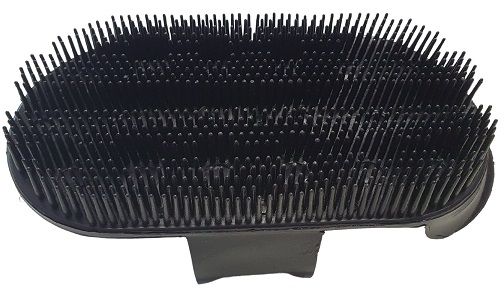 Curry comb with 10mm plastic spikes. Hard plastic curry comb for cleaning the coat, removing sweat, dirt and excess hair. Also great to use while washing your horse. Used in a circular motion. Adjustable hand strap. Adult size.