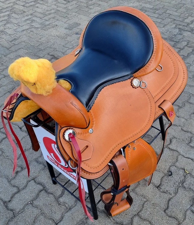 This saddle is built on a durable roping tree and crafted from premium full-grain leather that readily absorbs oil for long-lasting performance. It features a soft, padded seat designed for all-day comfort, while the cut-away skirt allows for an improved f