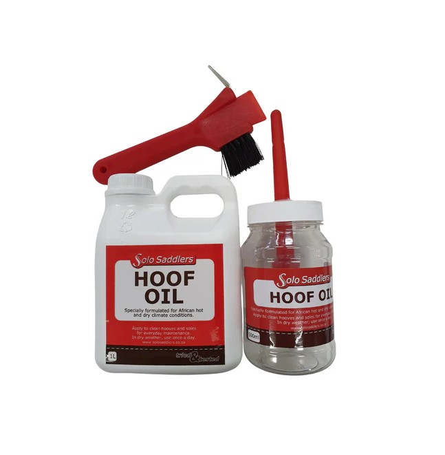This hoof care kit for horses contains everything needed for effective everyday hoof maintenance. The set includes a hoof pick with brush, Solo Hoof Oil, and a hoof oiling bottle with built-in brush, allowing for easy, mess-free application while keeping your hands clean. Ideal for regular grooming, this kit helps keep hooves clean, nourished, and well maintained.