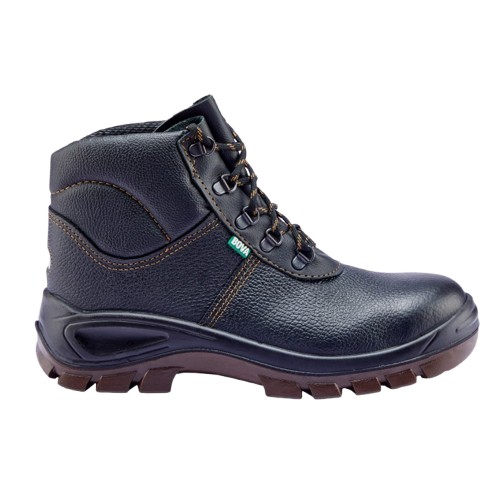 The Bova Neoflex 90004 STC Black boot is designed for durability and comfort in demanding work environments. Full-grain leather upper for resistance to abrasion and water. Steel toe cap providing impact protection up to 200 joules. Dual-density PU sole for heat resistance up to 95°C and good grip. Anti-static in-sock and antibacterial top sock for hygiene. Reflective safety tab for enhanced visibility. This boot is certified to EN/ISO 20345 standards, ensuring compliance with recognized safety regulations.