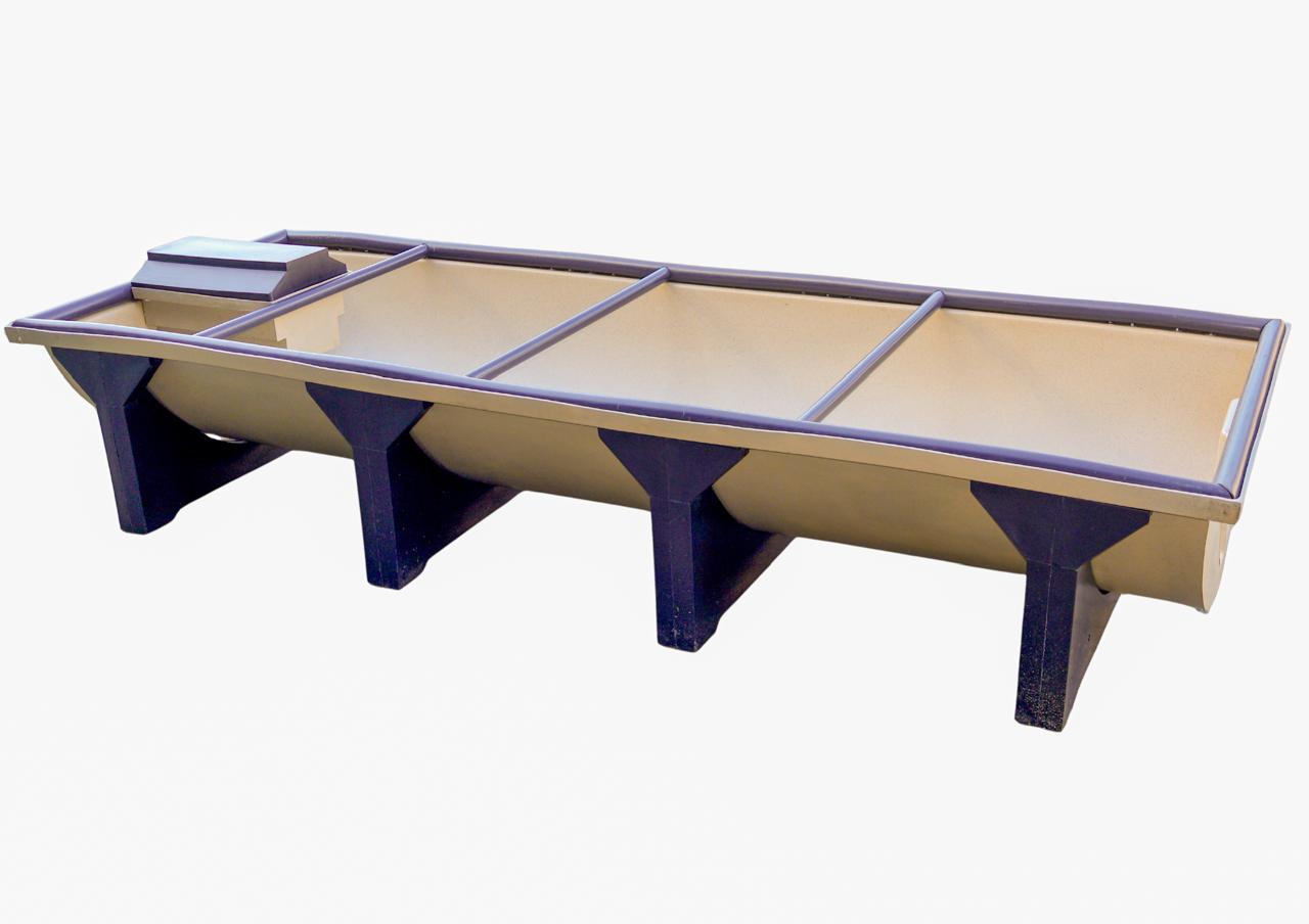 A 900 L cattle water trough is designed to provide a large and reliable water supply for medium to large herds, ensuring that multiple animals have access to clean drinking water throughout the day. Its high capacity helps reduce the frequency of refilling